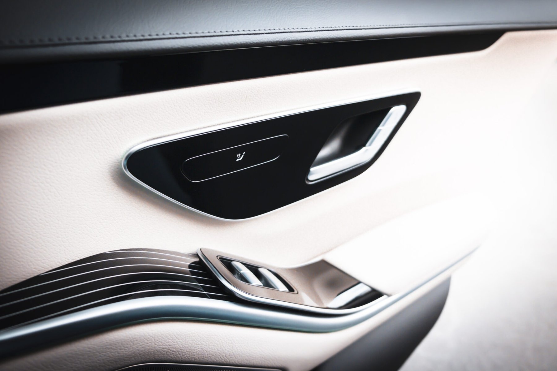 Innenraum-Detailaufnahme einer Autotür, Leder und Chrom