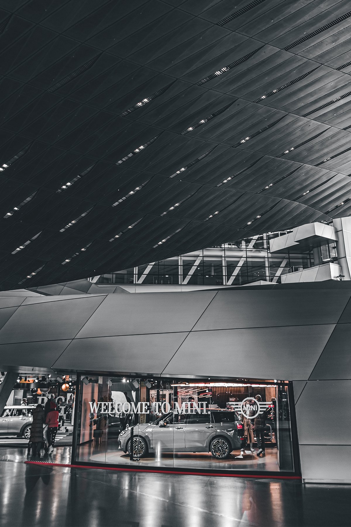 Schwarzweiß-Aufnahme der BMW Welt München mit MINI Store
