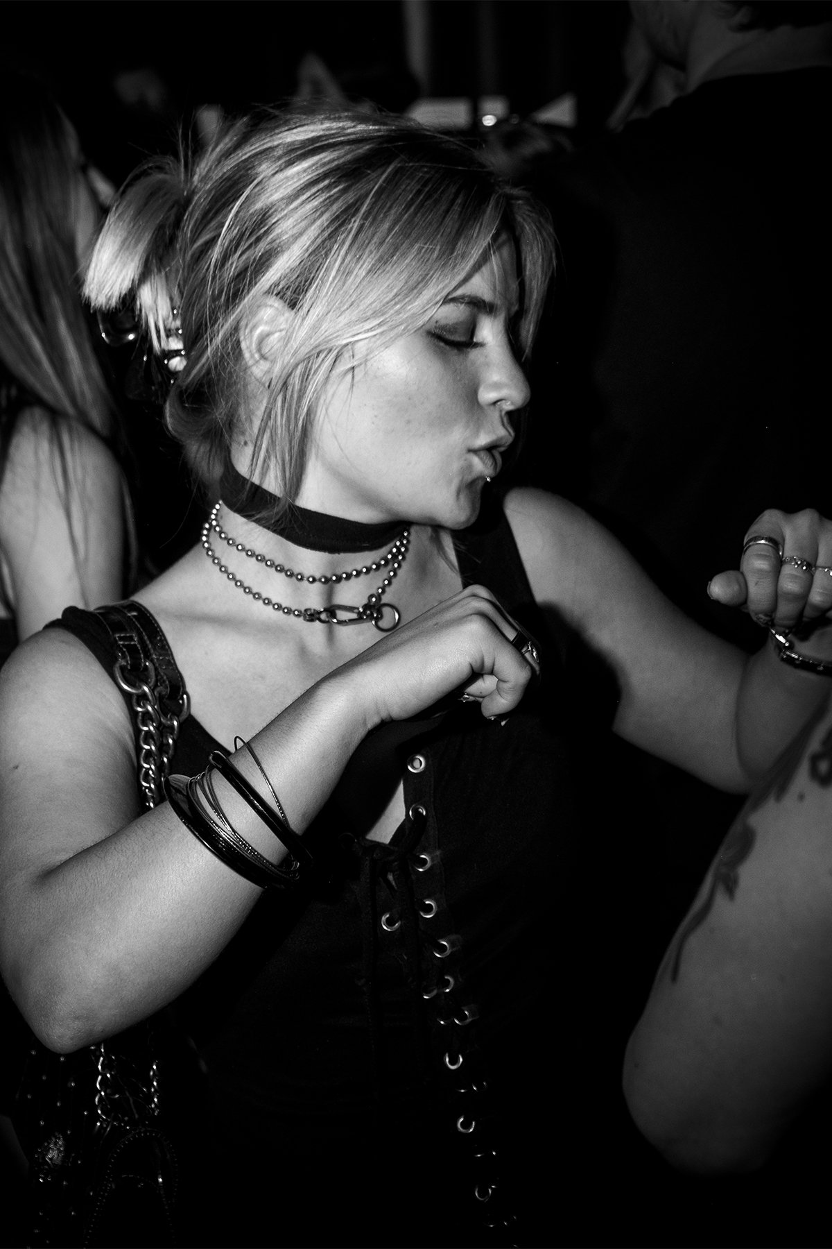 Schwarzweiß-Portrait einer Frau mit Choker auf einer Feier