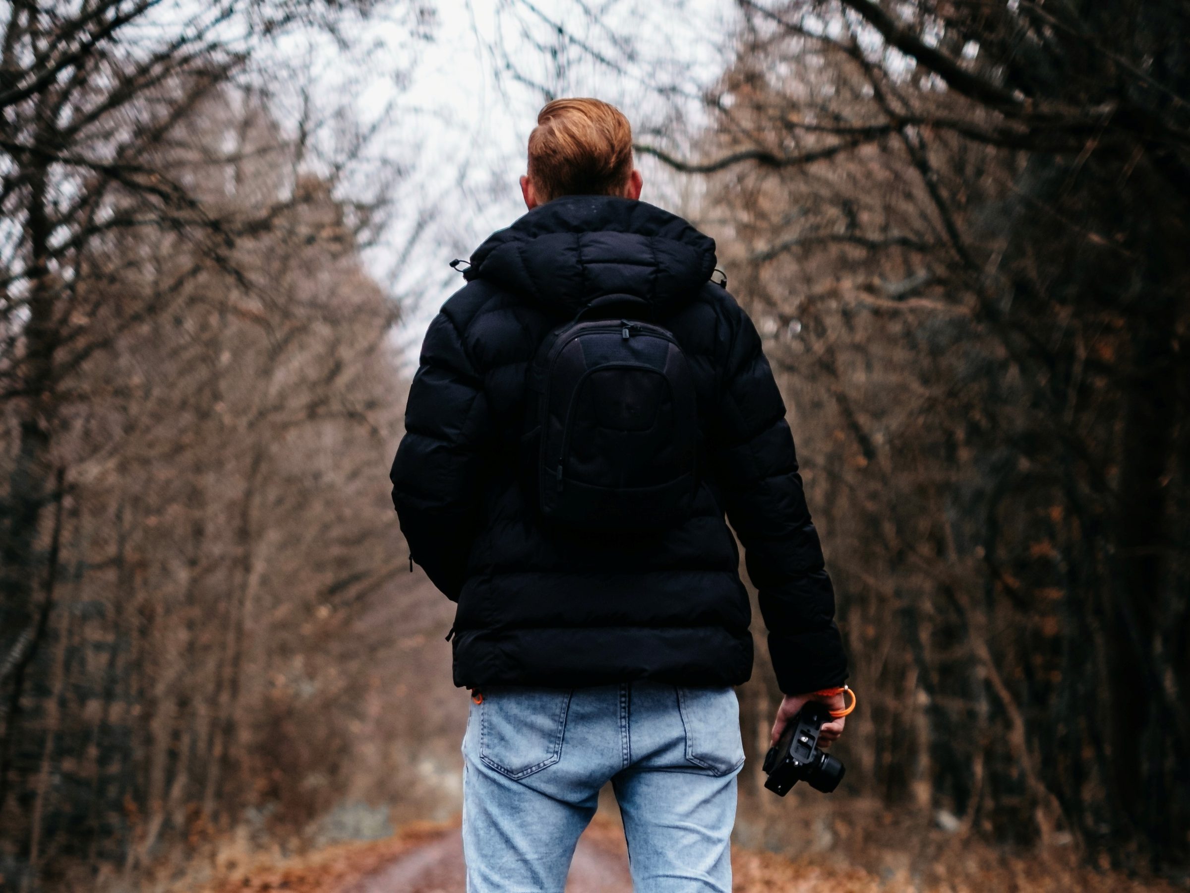 CREAM089 unterwegs mit Kamera und Rucksack im Wald