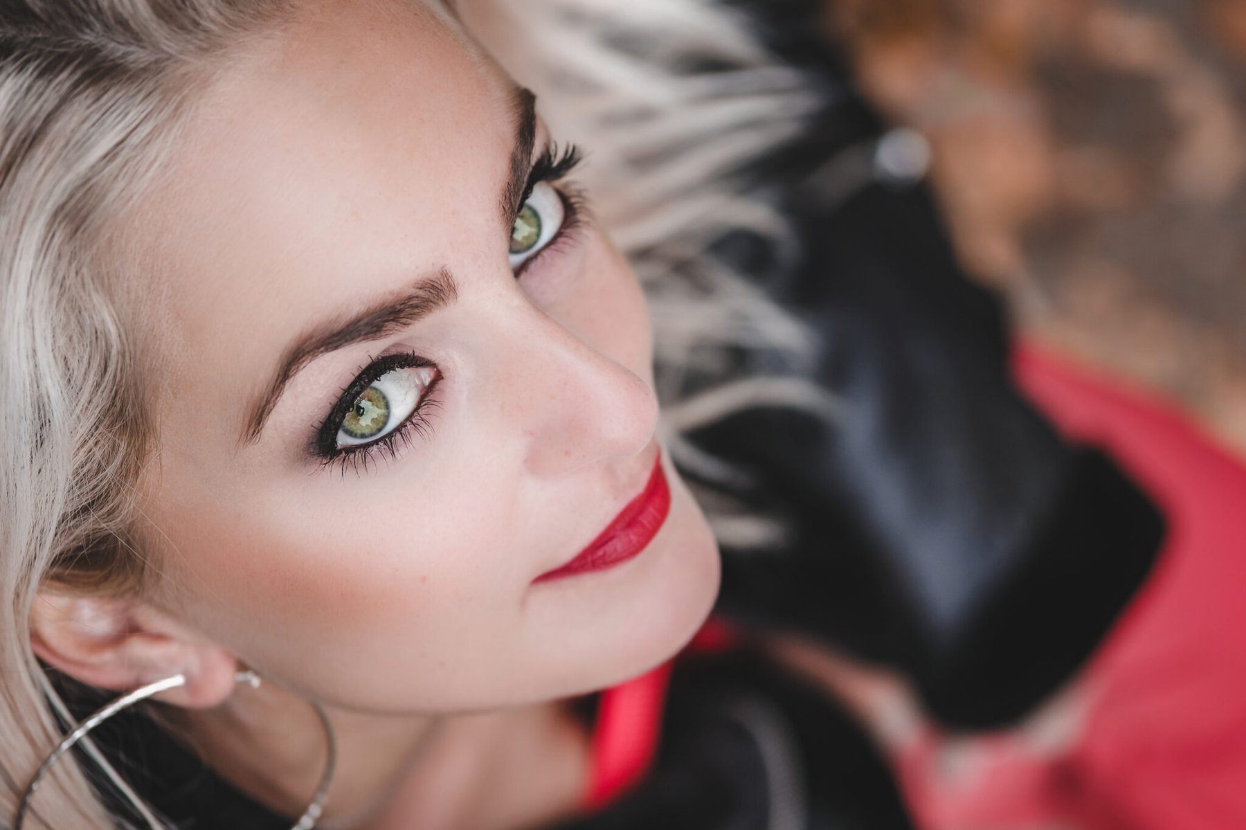 Beauty-Closeup, grüne Augen, roter Lippenstift
