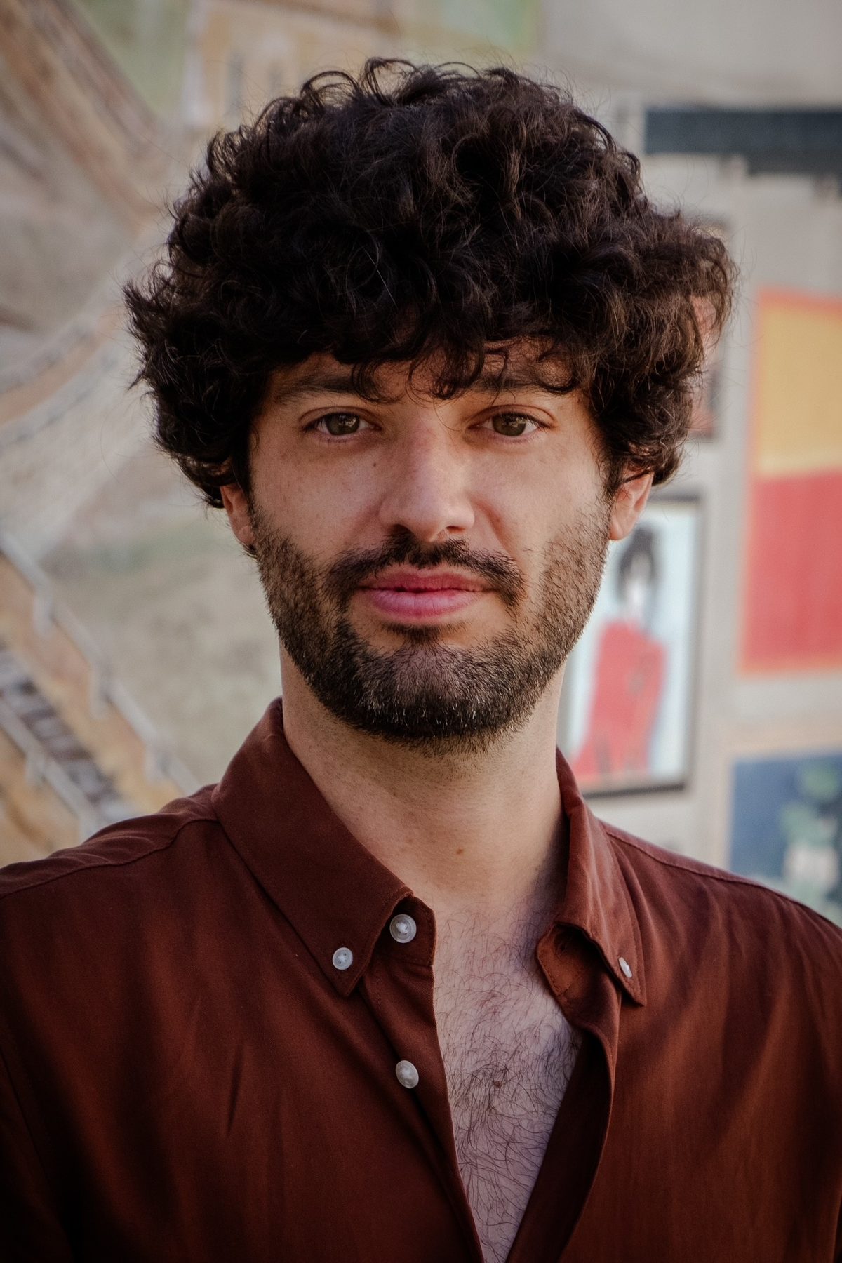 Editorial- und Personal-Branding-Portrait, Mann mit Locken