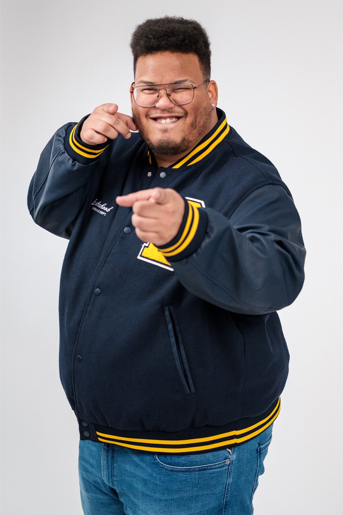 Studio-Portrait eines Mannes in College-Jacke