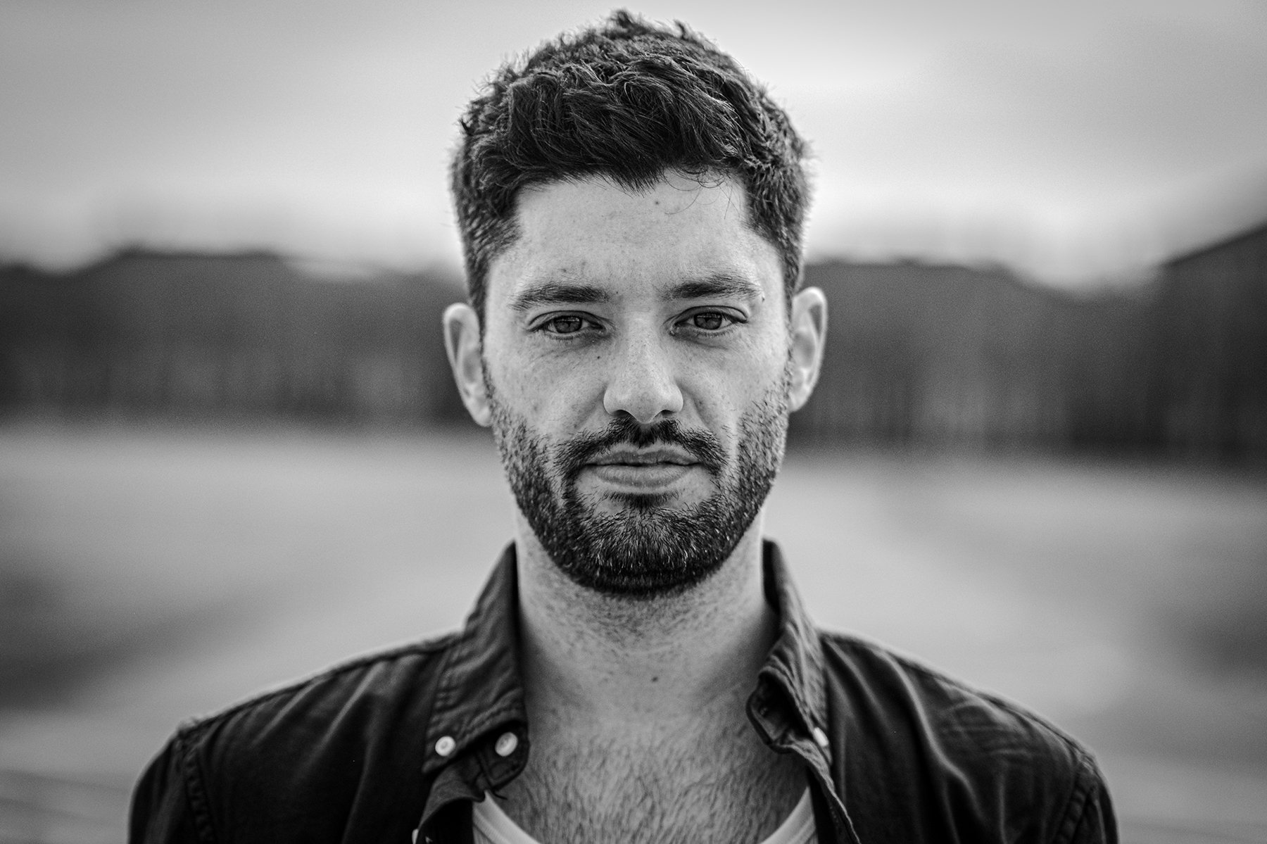 Schwarzweiß-Portrait eines Mannes in Lederjacke