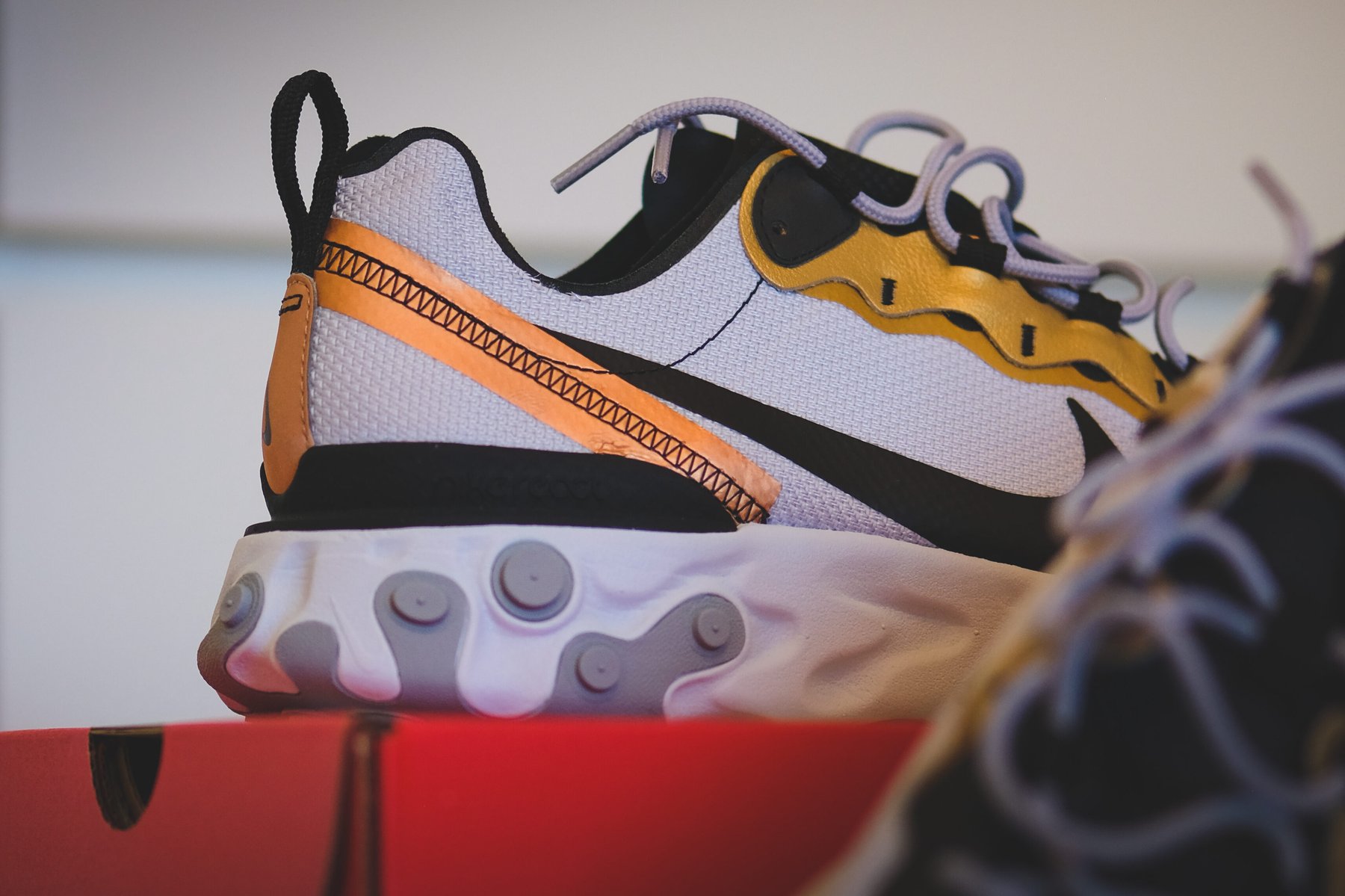 Nike Sneaker Detailaufnahme in Orange-Weiß
