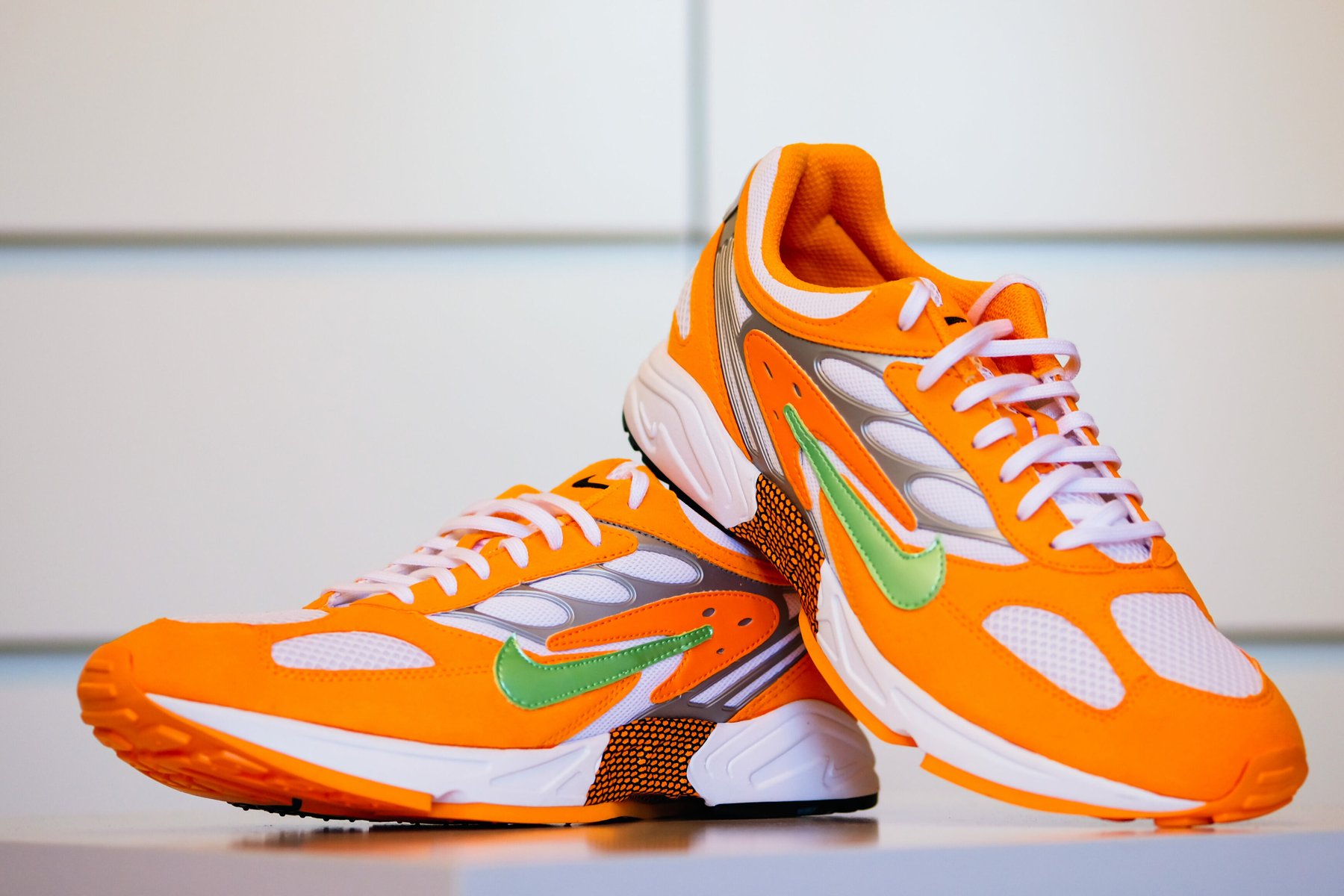 Nike Sneaker in Orange, Vollbildaufnahme