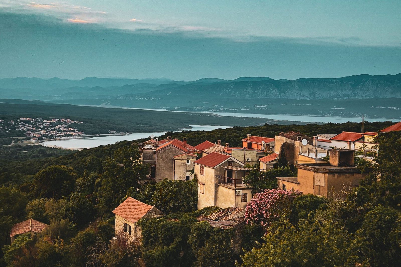 Luftaufnahme eines Küstendorfs in Kroatien für Macan Reisen HR